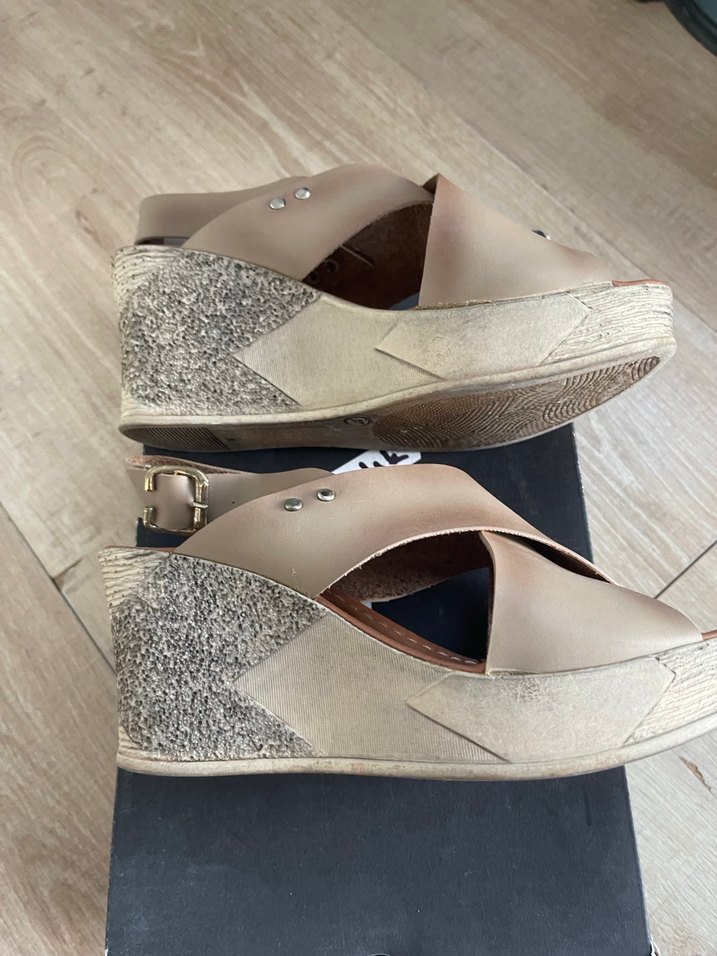 Bej Deri Kadın Dolgu Topuk Sandalet - Görsel 2