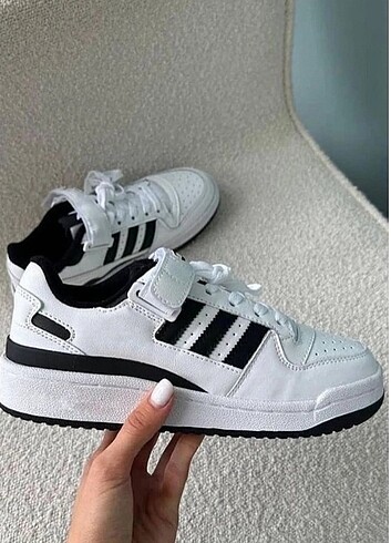 Adidas Forum low sneakers