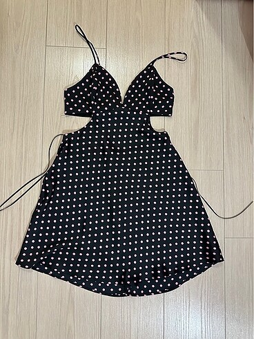 ZARA SMALL BEDEN PEMBE PUANTİYELİ SİYAH ELBİSE