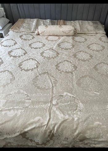 Gri Nakışlı Beyaz Yatak Örtüsü - Görsel 2