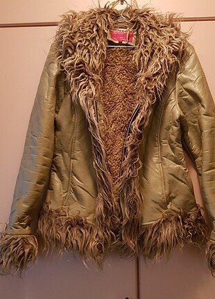 Bej kürklü mont 