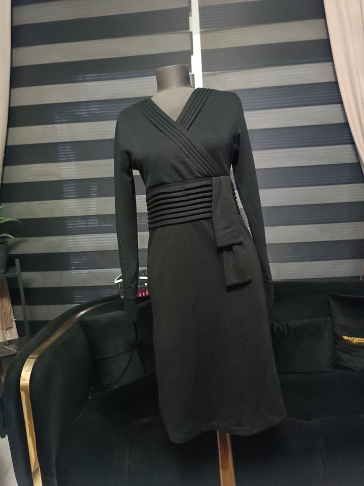 Siyah V Yaka Kuşaklı Uzun Triko Elbise - Görsel 3