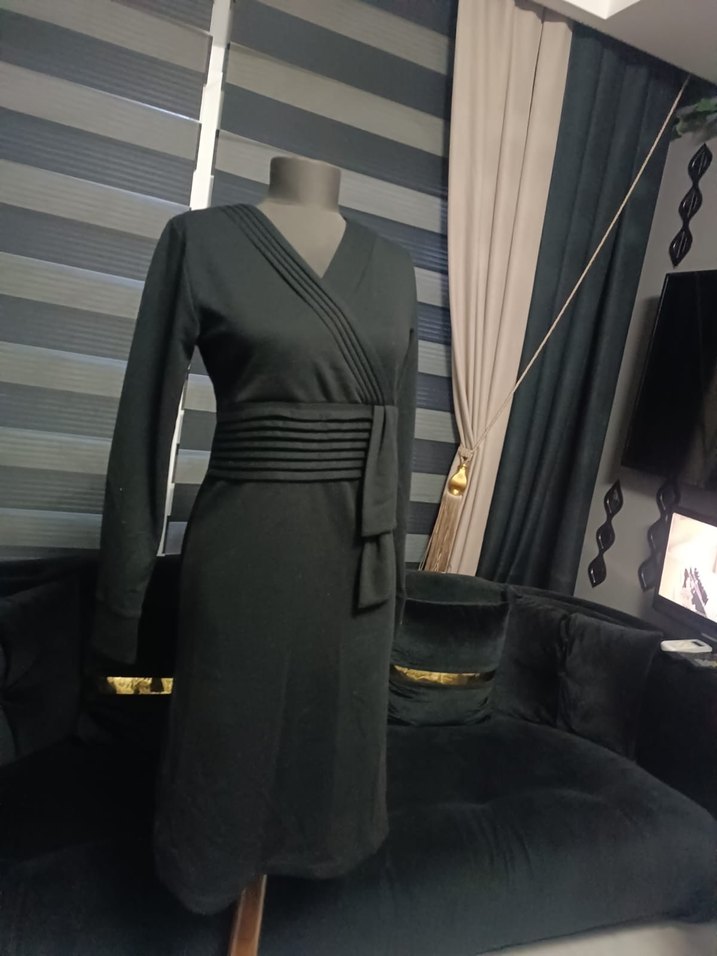 Siyah V Yaka Kuşaklı Uzun Triko Elbise - Görsel 2