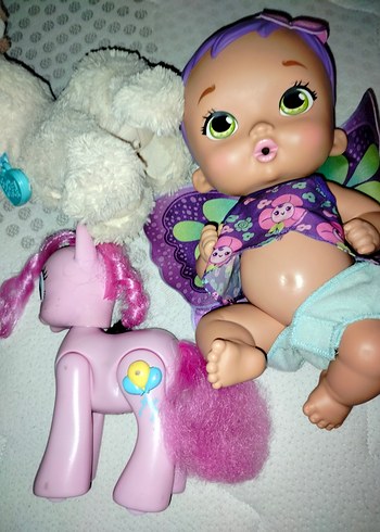 Beden Pembe Kanatlı Bebek ve Oyuncakla.