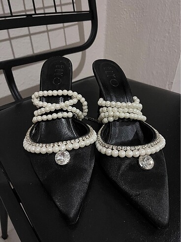 Ayakkabı dünyası İnci detaylı stiletto
