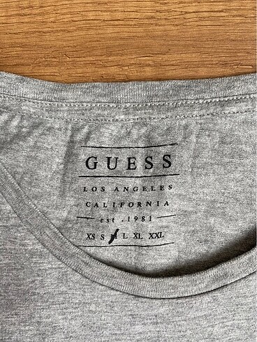 Guess Guess orijinal gri rengi tişört S bedeni uyumlu