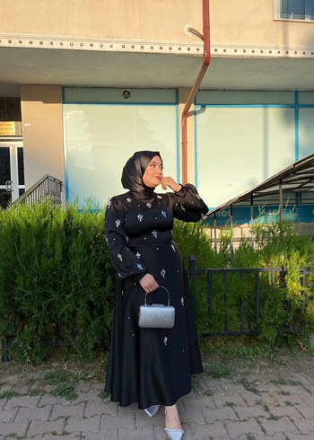 Uzun Siyah taşlı saten elbise