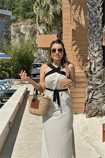 Sırt detaylı elbise
