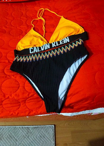 Sarı Üst ve Siyah Desenli Alt Bikini Takımı