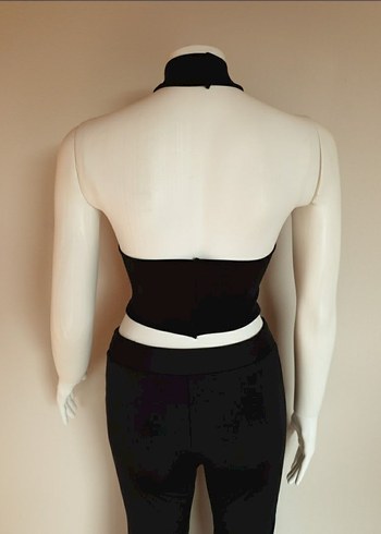 Siyah Yüksek Yakalı Kolsuz Crop Top - Görsel 2