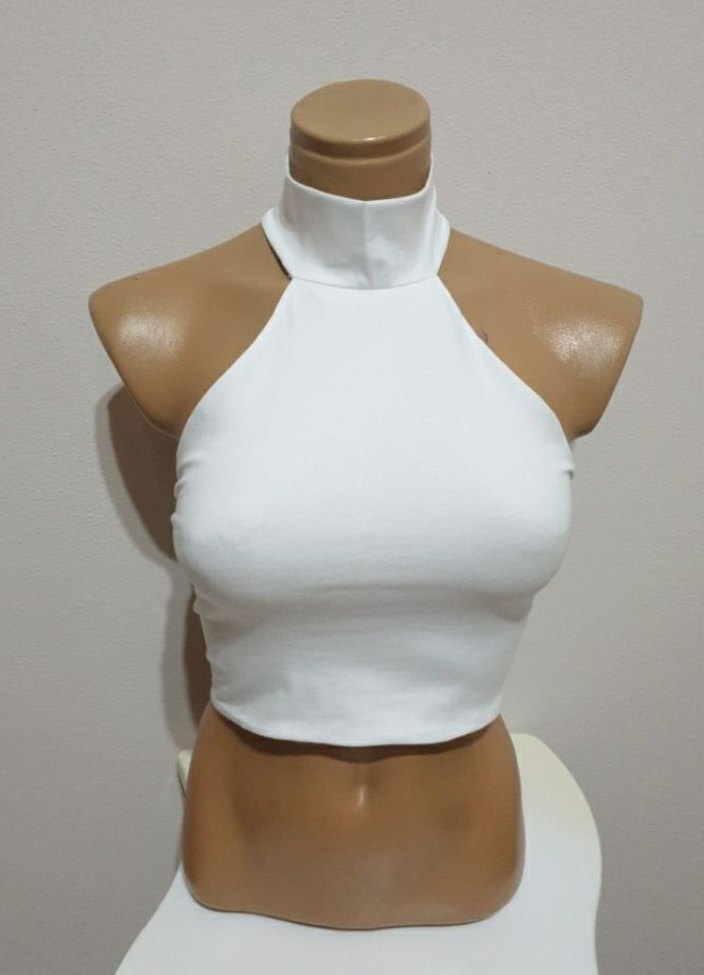 Siyah Yüksek Yakalı Kolsuz Crop Top - Görsel 3