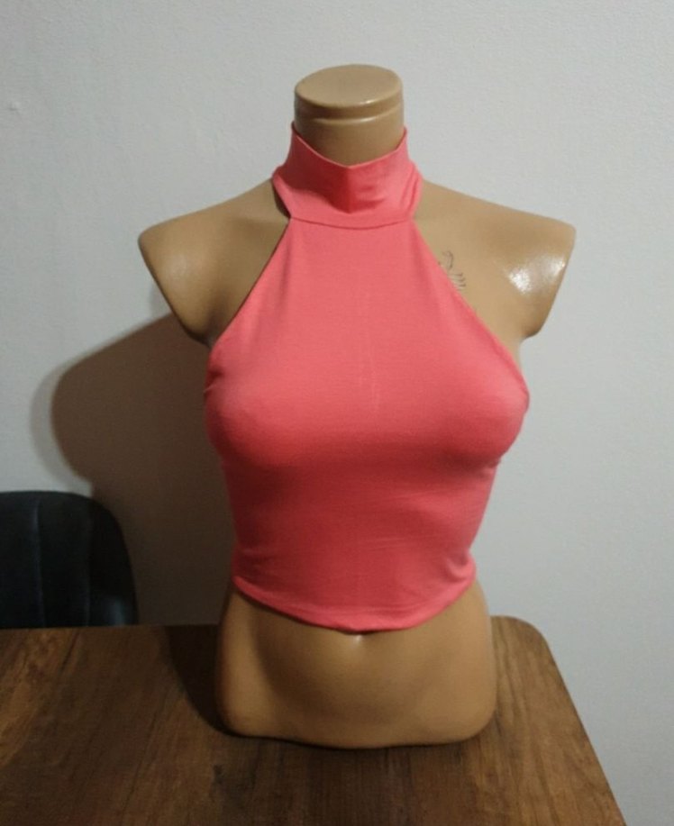 Siyah Yüksek Yakalı Kolsuz Crop Top - Görsel 4