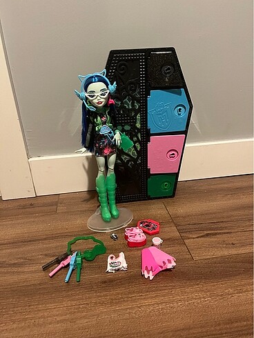 Twyla Ghoulia