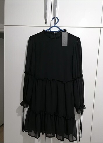 36 Beden siyah Renk Siyah kolları tüllü elbise