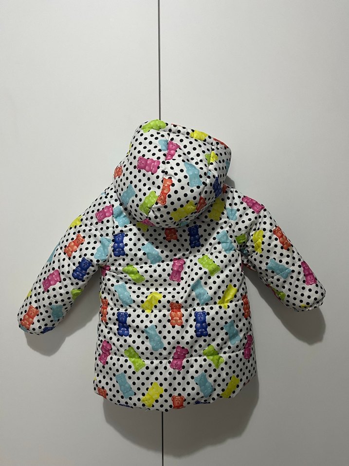 Ayıcık desenli Kapüşonlu Renkli Puantiyeli Kız Mont - Görsel 3