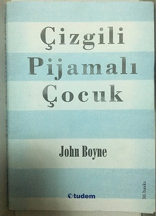 Çizgili pijamalı çocuk 