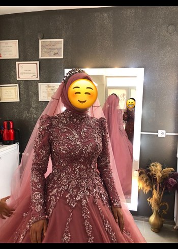 Uzun Kollu Pembe İşlemeli Sade Tesettür Nişan Elbisesi