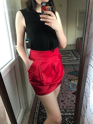Kırmızı cepli kalem etek