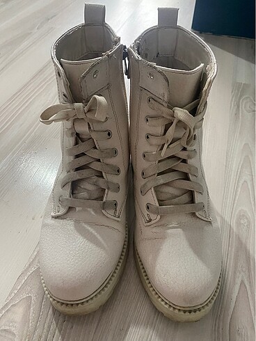 LC Waikiki Beyaz bot