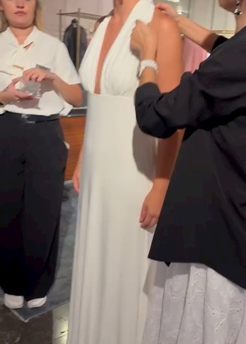 V Yaka Uzun Beyaz Minimalist elbise - Görsel 8