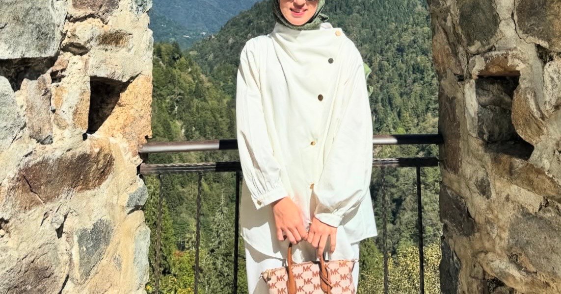 Kadriye Baştürk - Düğmeli Beyaz Gömlek - Görsel 4