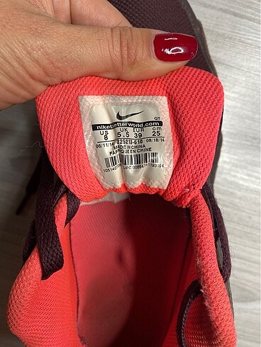 Nike Nike Air Orjinal barkodu içinde 39 numara iç astarında görselde 