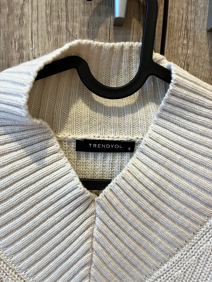 V Yaka Geniş Kesim Beyaz Triko Kazak - Görsel 2