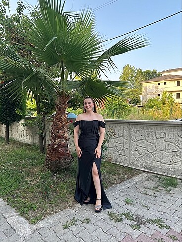 Siyah saten elbise yırtmaçlı