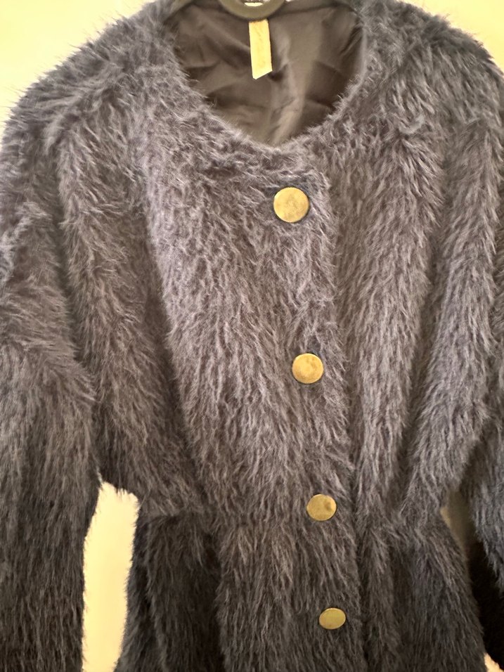 Şıklığın ve Rahatlığın Buluştuğu Koyu Gri Peluş Ceket — görsel 3/5