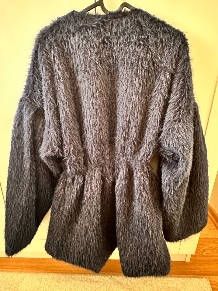 Şıklığın ve Rahatlığın Buluştuğu Koyu Gri Peluş Ceket — görsel 2/5