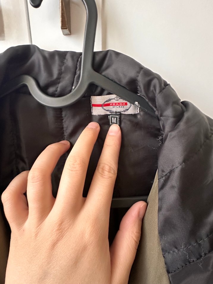 Prada Bej-Siyah Kapüşonlu Şişme Ceket — görsel 3/4
