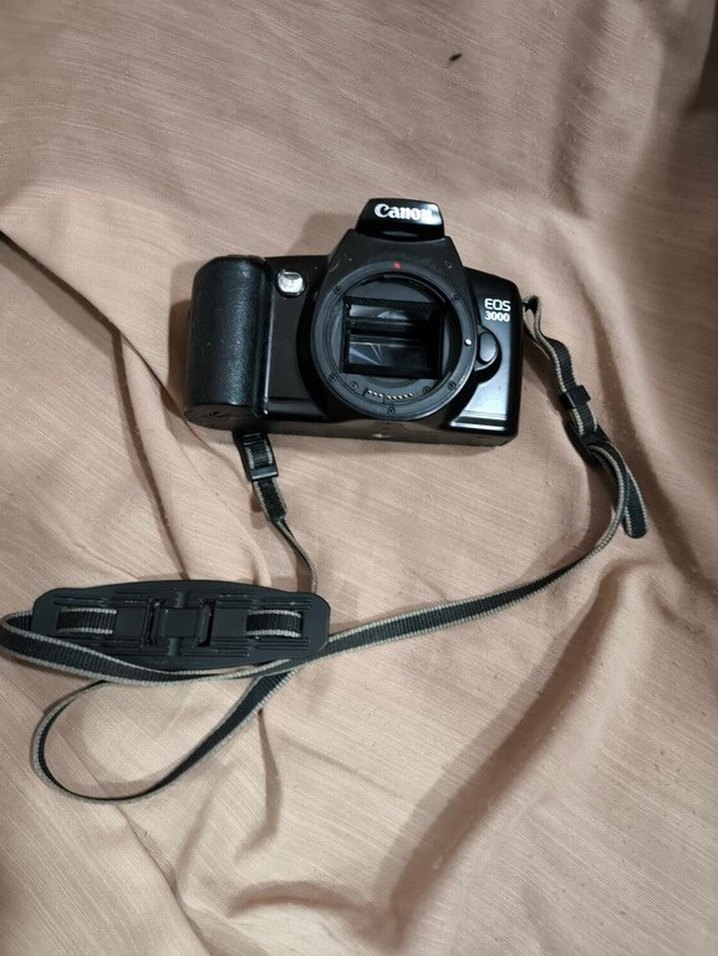 Fotoğraf makinesi CANON EOS 3000 Body - Görsel 2