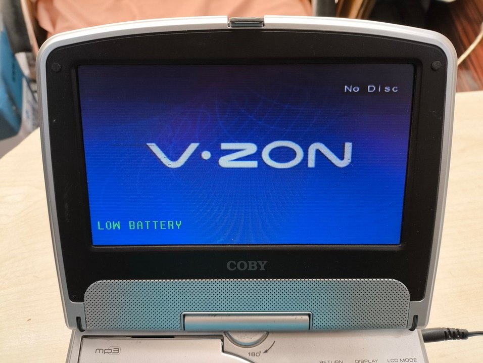 Coby TF-DVD7005 7 İnç Taşınabilir DVD Oynatıcı lens yok - Görsel 2