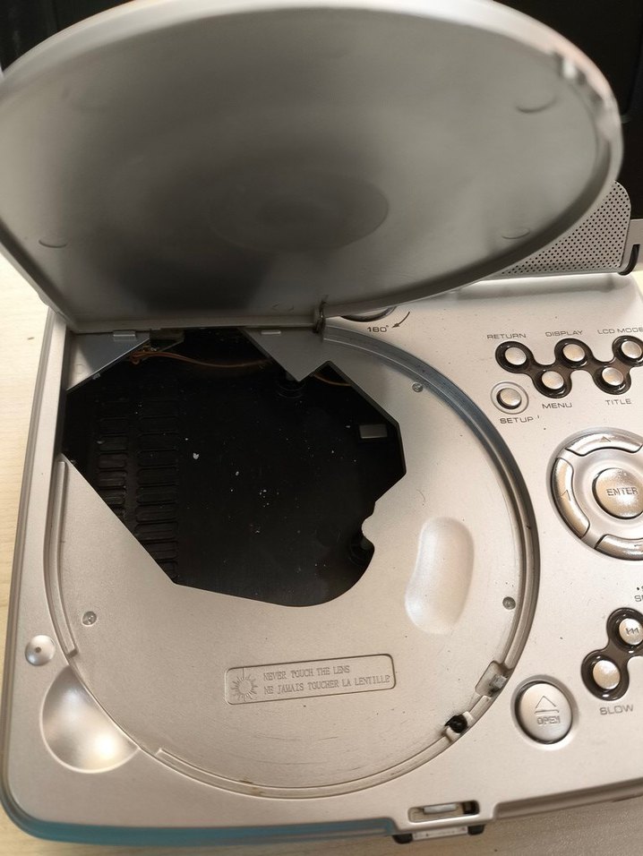 Coby TF-DVD7005 7 İnç Taşınabilir DVD Oynatıcı lens yok - Görsel 4