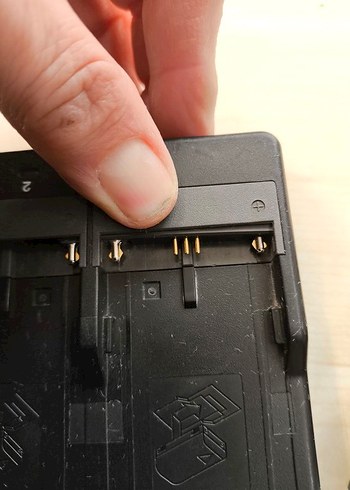 Sokkia Şarj Cihazı CDC68 7.2V - Görsel 3