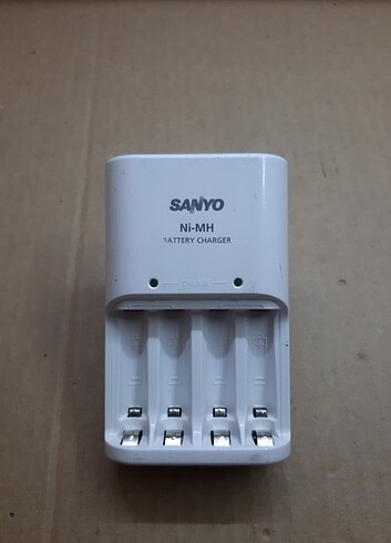 pil şarj cihazı 4 adet pil yuvası SANYO