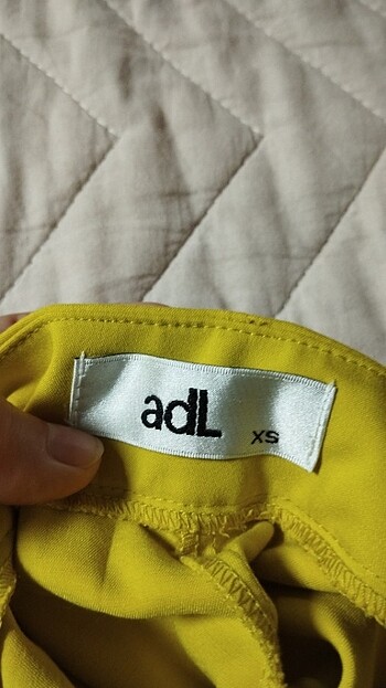xs Beden çeşitli Renk 2 adet kumaş pantalon sarı ve lavivert