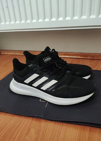 Siyah adidas spor ayakkabı 