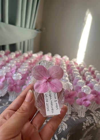 Pembe çiçekli kolonya şişesi