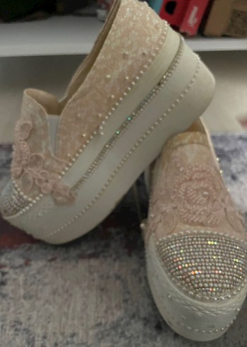 Beyaz Nakışlı ve Boncuk Detaylı Ayakkabı - Görsel 3