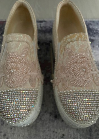 Beyaz Nakışlı ve Boncuk Detaylı Ayakkabı - Görsel 2