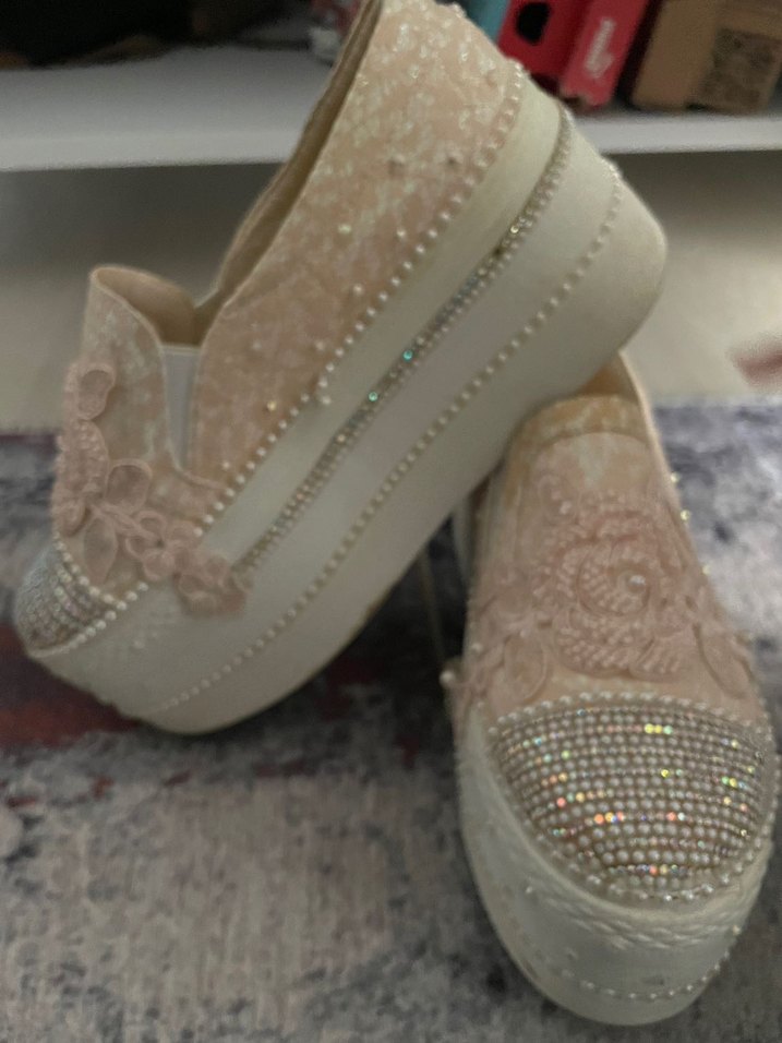 Beyaz Nakışlı ve Boncuk Detaylı Ayakkabı - Görsel 3