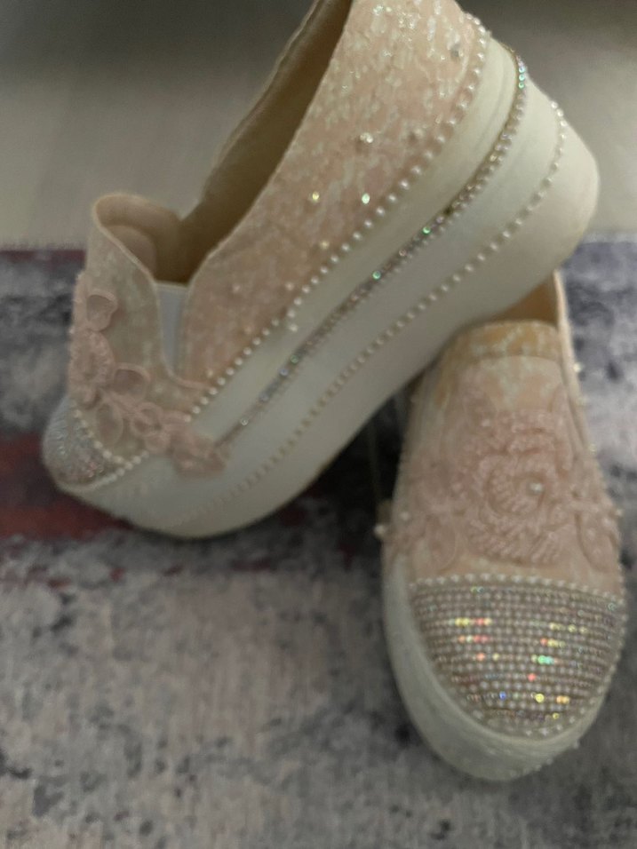 Beyaz Nakışlı ve Boncuk Detaylı Ayakkabı - Görsel 4