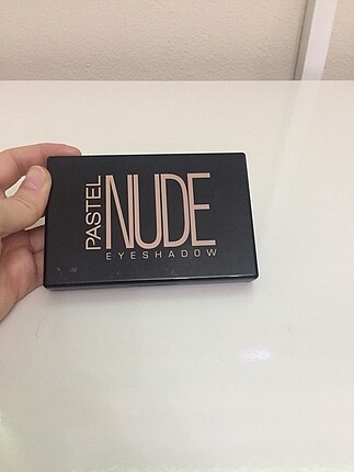 Pastel nude far paledi
