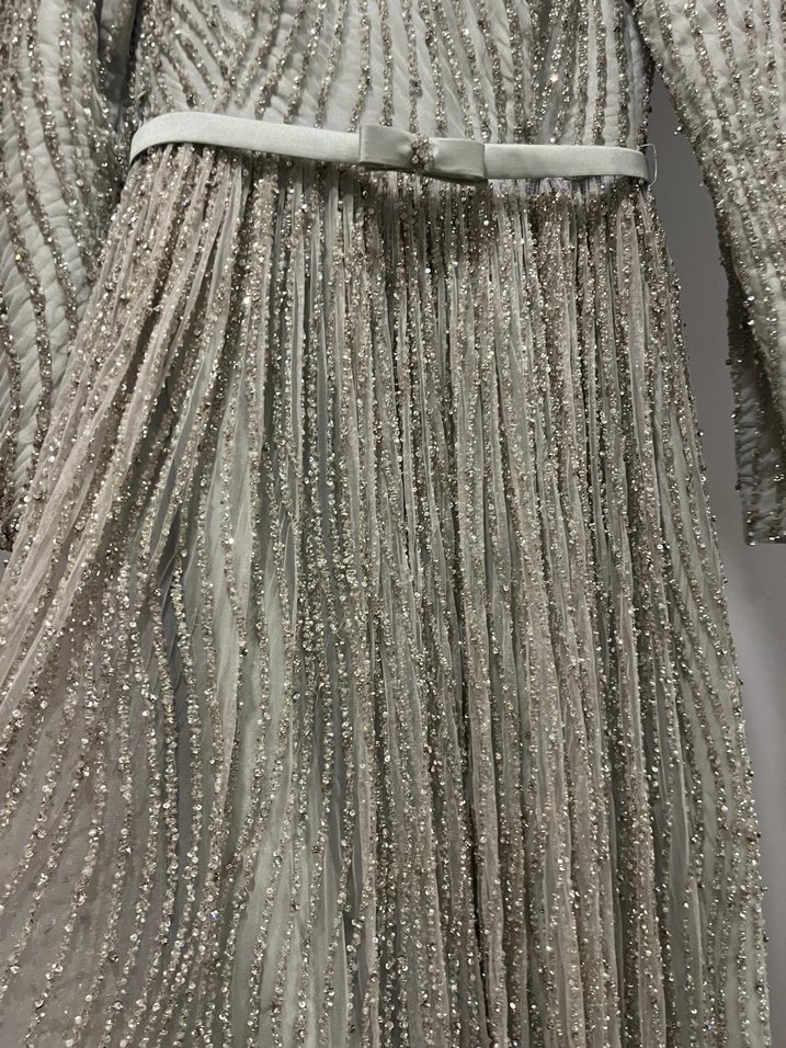 Gri İşlemeli Uzun Kollu Pilili tesettür Abiye Elbise - Görsel 2