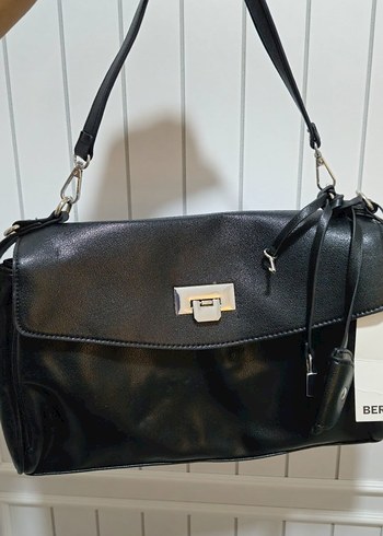 Bershka Kilit Detayli Canta