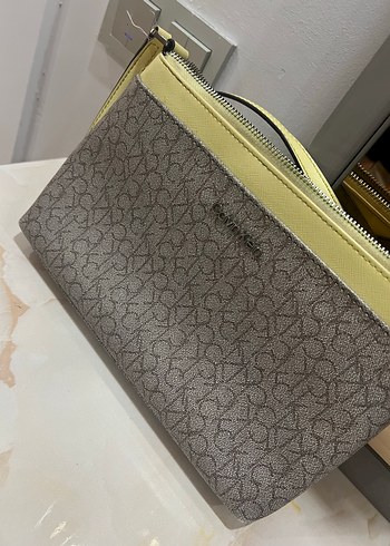 Calvin Klein Sarı Gri Baskılı Kadın Çapraz Çanta - Görsel 3