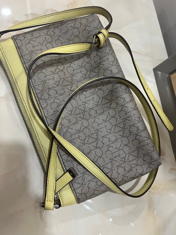 Calvin Klein Sarı Gri Baskılı Kadın Çapraz Çanta - Görsel 4