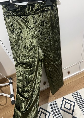 Kadın Yeşil Parlak Piliseli Midi Kumaş Pantolon - Görsel 2