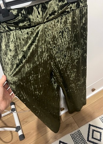 Kadın Yeşil Parlak Piliseli Midi Kumaş Pantolon - Görsel 3